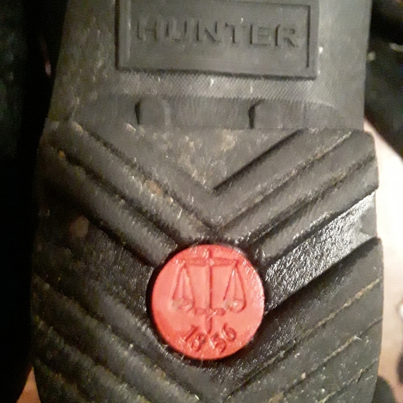 Like New "Hunter" Womens Size 7 Tall Heavy Duty Rubber Boot With 2 Pair Of Socks - Picture 16 of 16